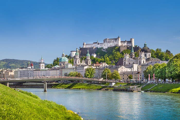 Pohled na město Salzburg s hradem a řekou