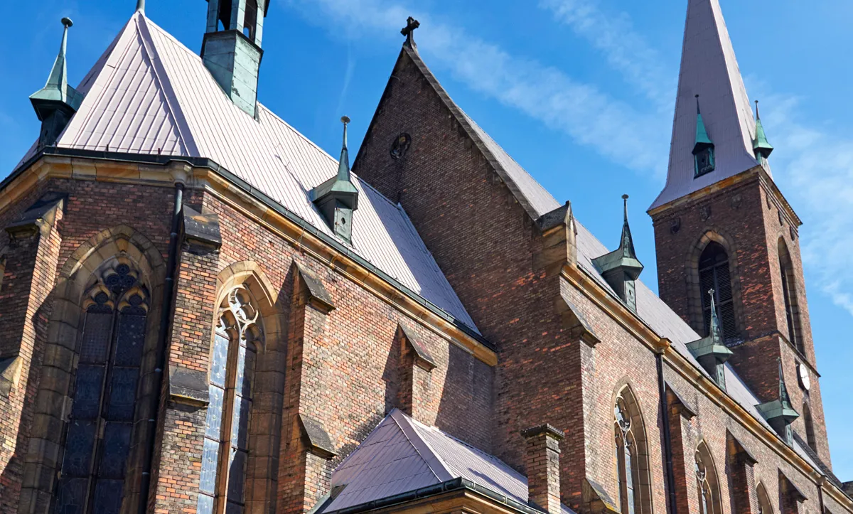 河流与交通交汇处的城市