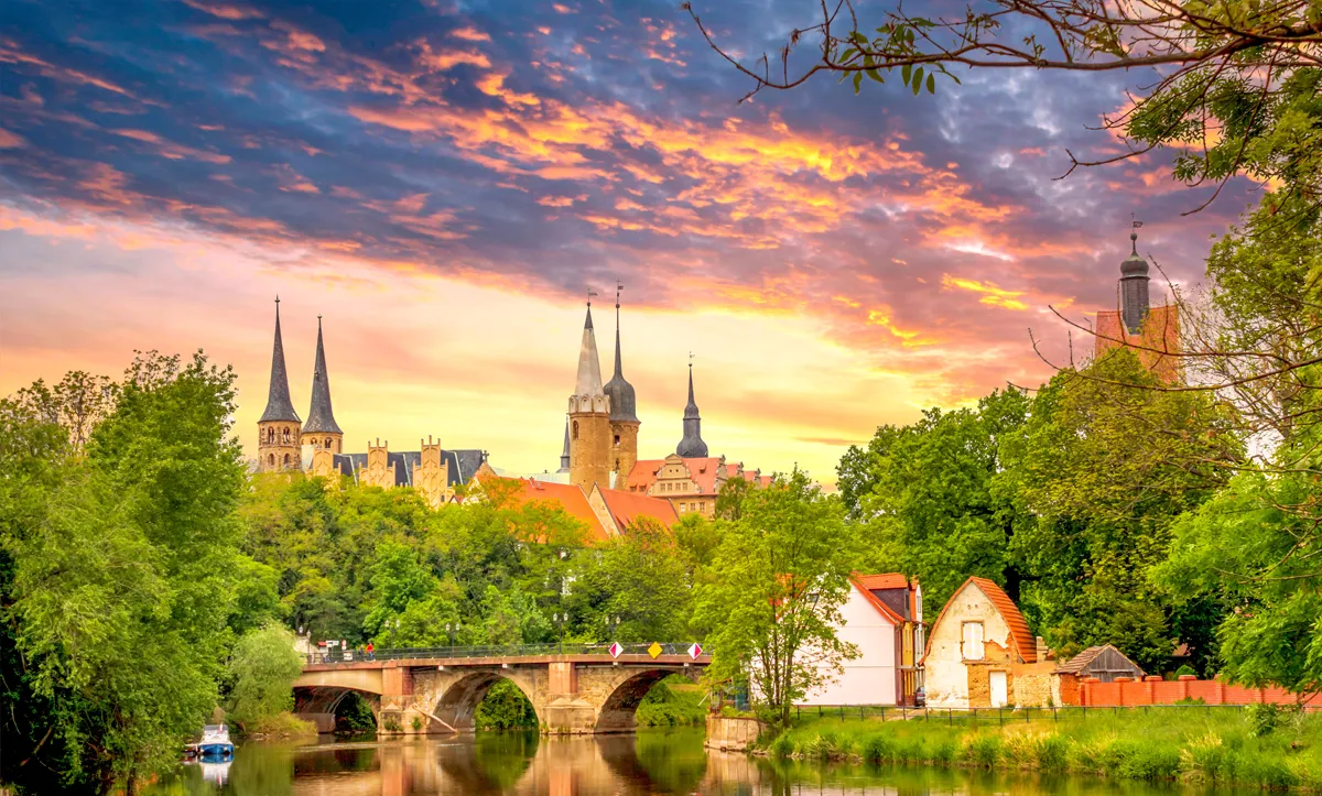 拥有哥特式大教堂的历史古镇